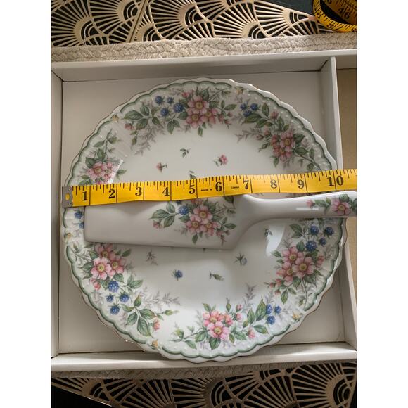 Andrea by Sadek cake plate and server floral porcelain with gold trim 10” - Picture 6 of 10
